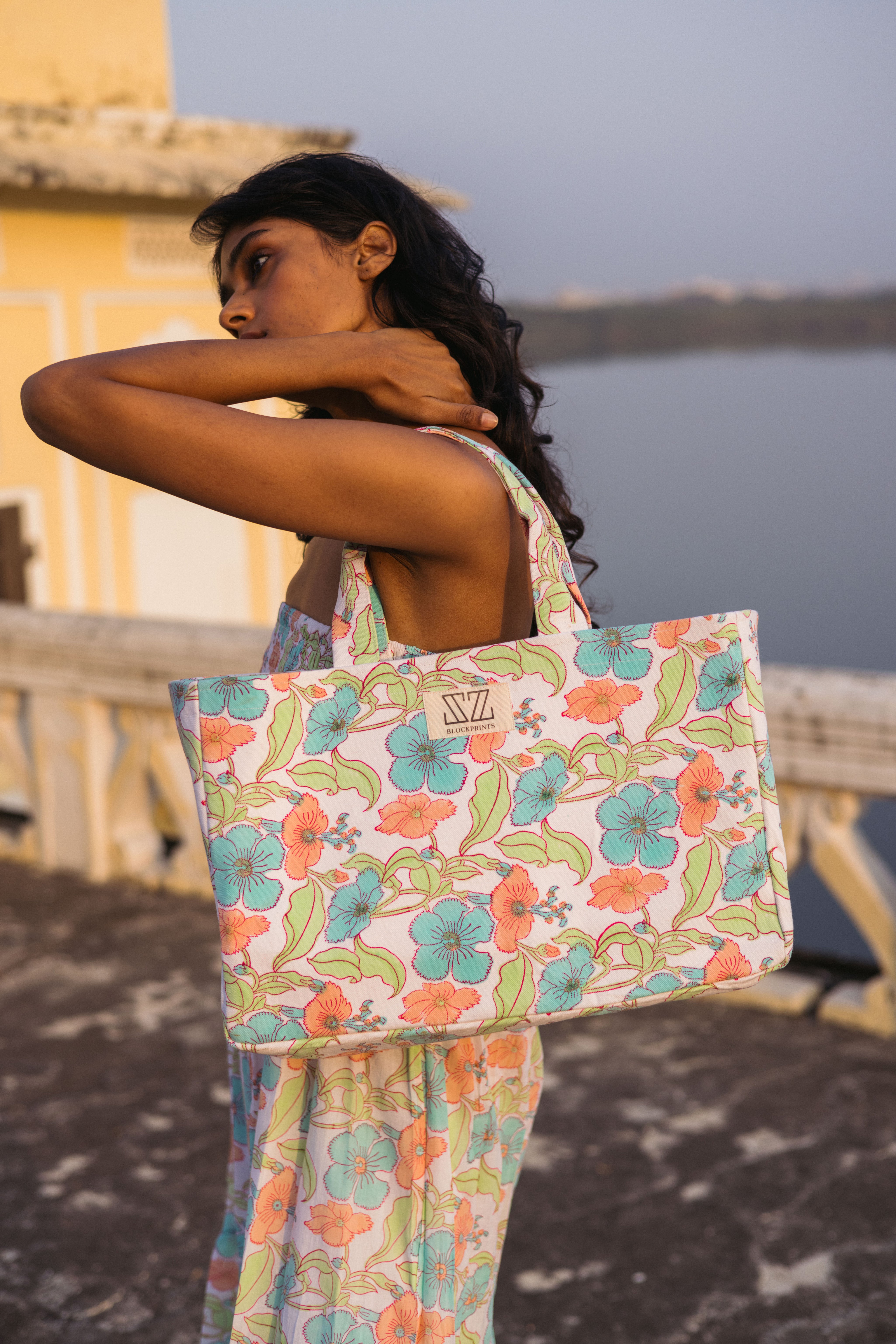 SZ BLOCKPRINTS Oversized Tote in Big Phool Print バッグ SZ Blockprints Oversized Tote | Anthropologie